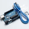 Placa microcontroladora Arduino Uno R3 con cable USB para proyectos de robótica y automatización.