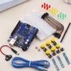 Vista general de los componentes incluidos en el kit arduino uno: placa R3, protoboard, cables y sensores.
